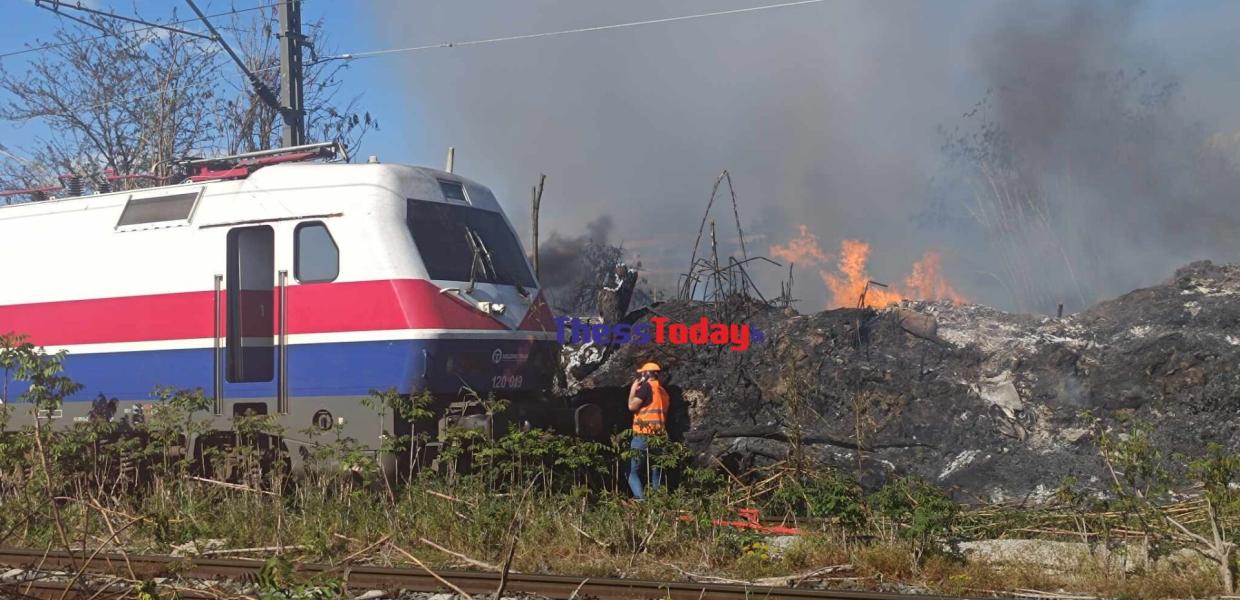 Φωτιά καίει δίπλα σε τρένο στη Θεσσαλονίκη