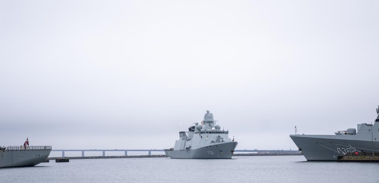 Φρεγάτες του πολεμικού ναυτικού της Δανίας στη Θάλασσα σε άσκηση