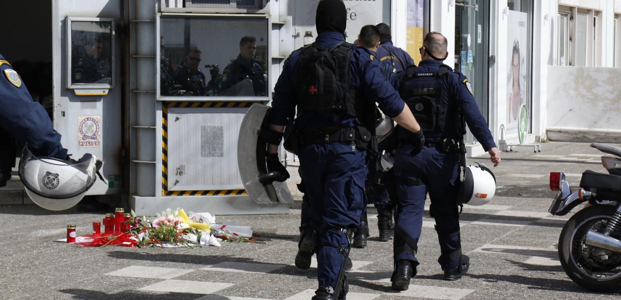 Αστυνομικοί μπροστά στο φυλάκιο του ΑΤ Αγίων Αναργύρων