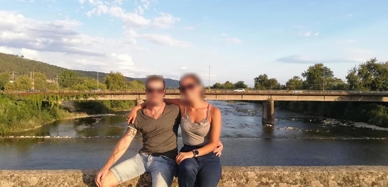 Ο 39χρονος γυναικοκτόνος και η 28χρονη κάθονται σε πεζούλι μπροστά από ποτάμι