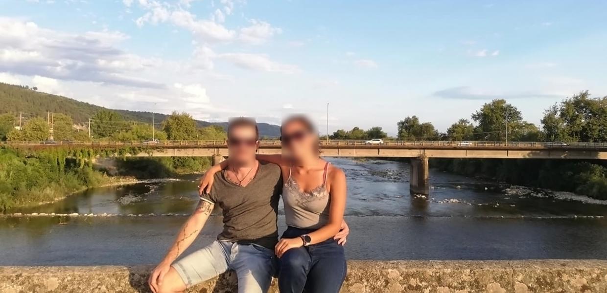 Ο 39χρονος γυναικοκτόνος και η 28χρονη κάθονται σε πεζούλι μπροστά από ποτάμι