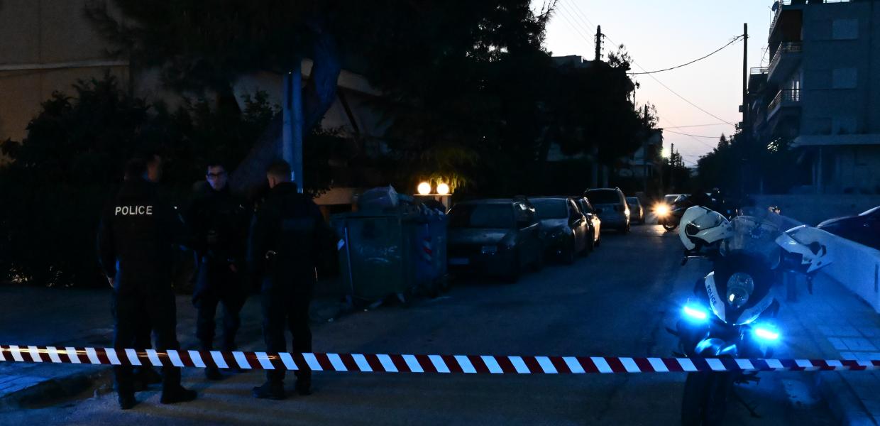 Κλειστός δρόμος με ταινία της ΕΛΑΣ στο σημείο της αυτοχειρίας 