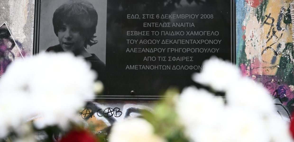 Λουλούδια και η φωτογραφία του Αλέξανδρου Γρηγορόπουλου στο μνημείο που έχει στηθεί στο σημείο της δολοφονίας του