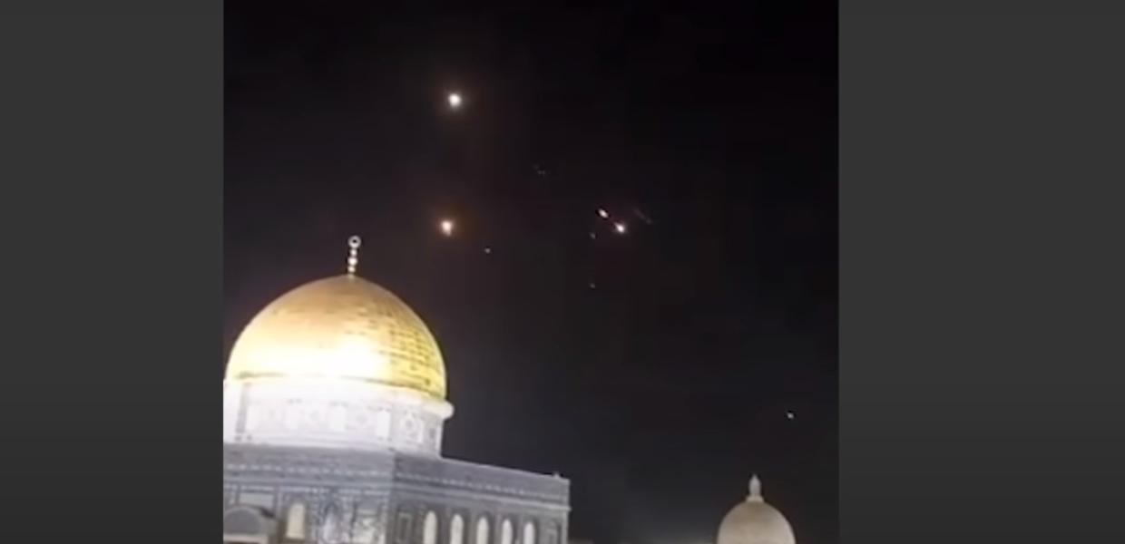 Πύραυλοι και drones πέφτουν πάνω κτίριο με χρυσό τρούλο στο Ιράν