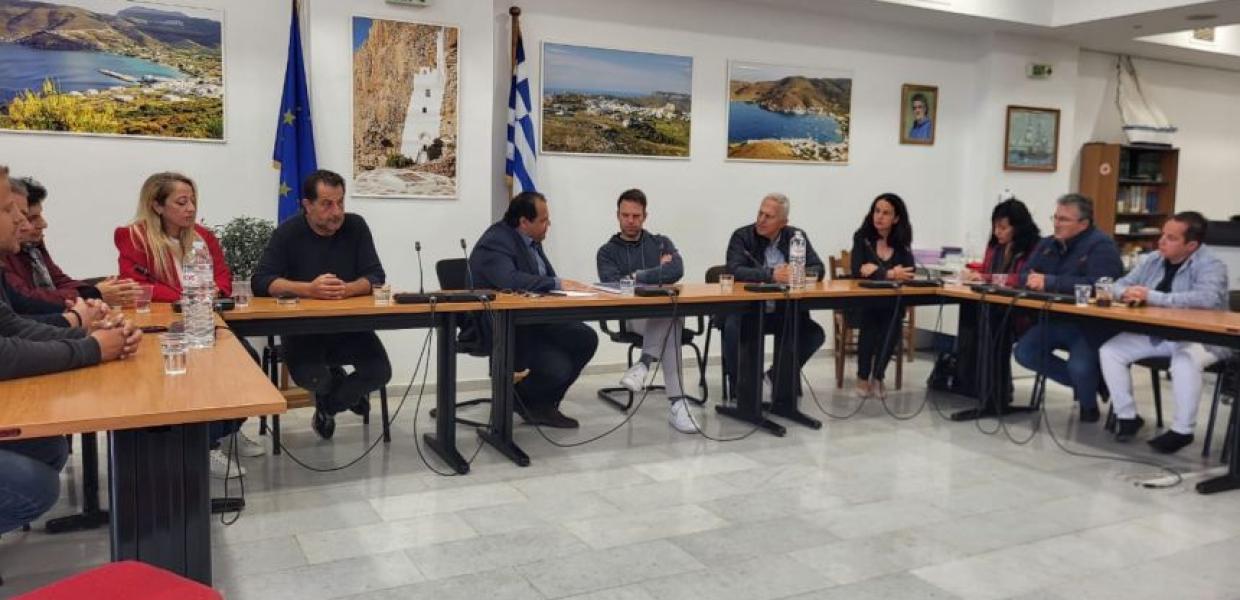 Ο Στέφανος Κασσελάκης σε συνεδρίαση του δημοτικού συμβουλίου Αμοργού 