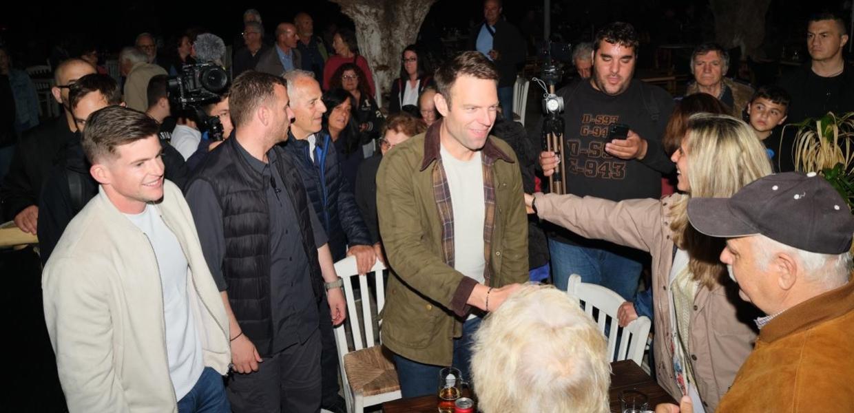 Ο Στέφανος Κασσελάκης με κόσμο στην Ικαρία