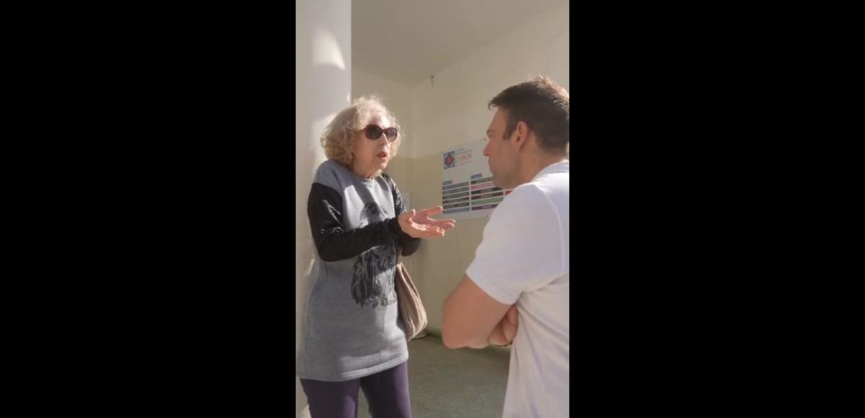 Ο Στέφανος Κασσελάκης συζητά με γυναίκα