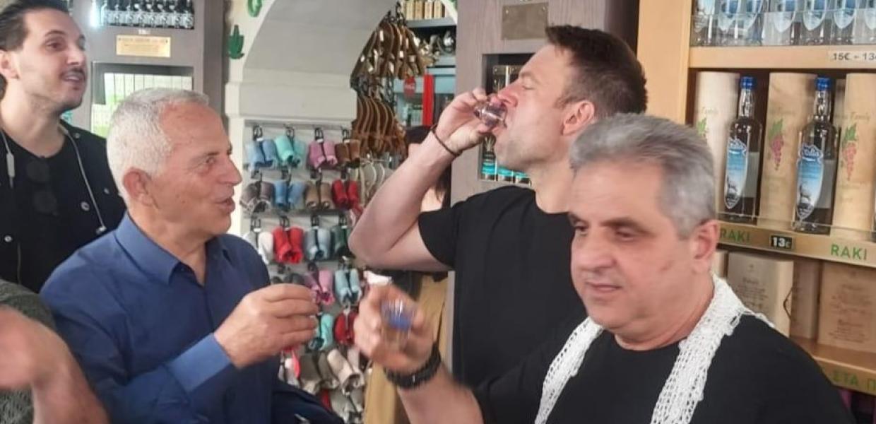 Ο Στέφανος Κασσελάκης πίνει ρακί