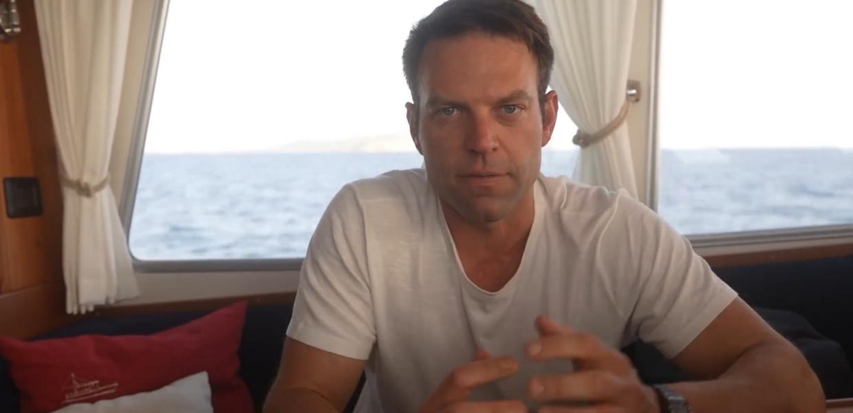 Ο Στέφανος Κασσελάκης σε βίντεο