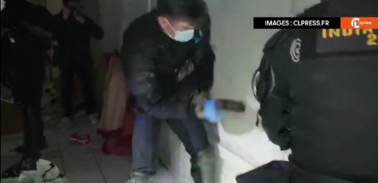 Αστυνομικοί σπάνε την πόρτα κατάληψης