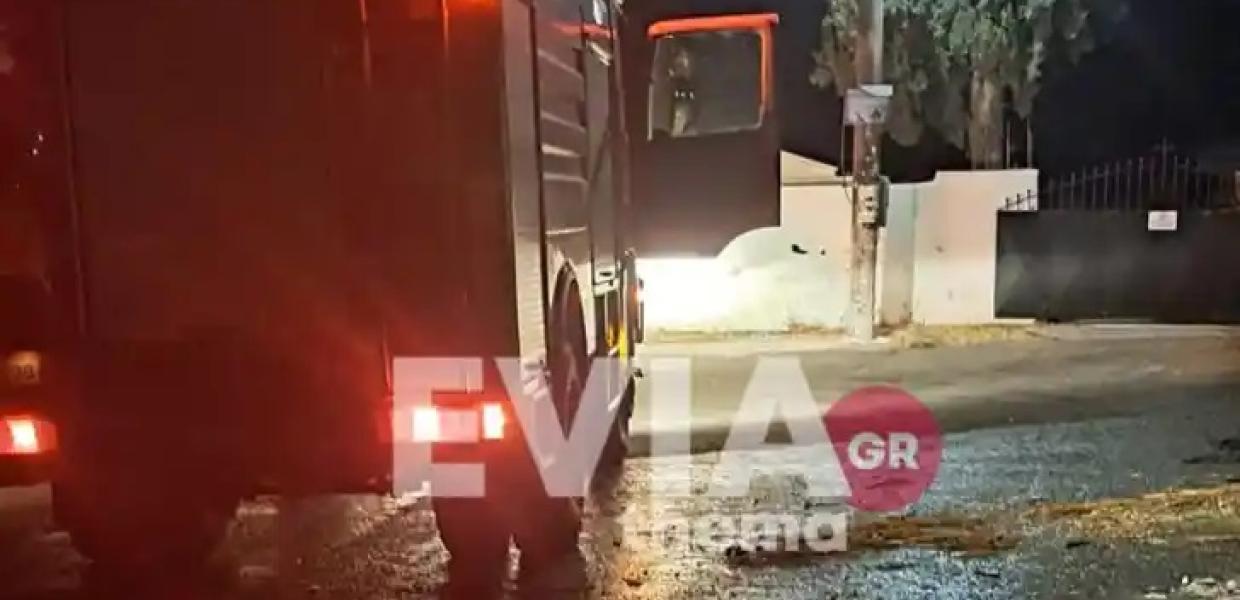 Πυροσβεστικό όχημα έξω από το κοιμητήριο της Νέας Λαμψάκου στη Χαλκίδα