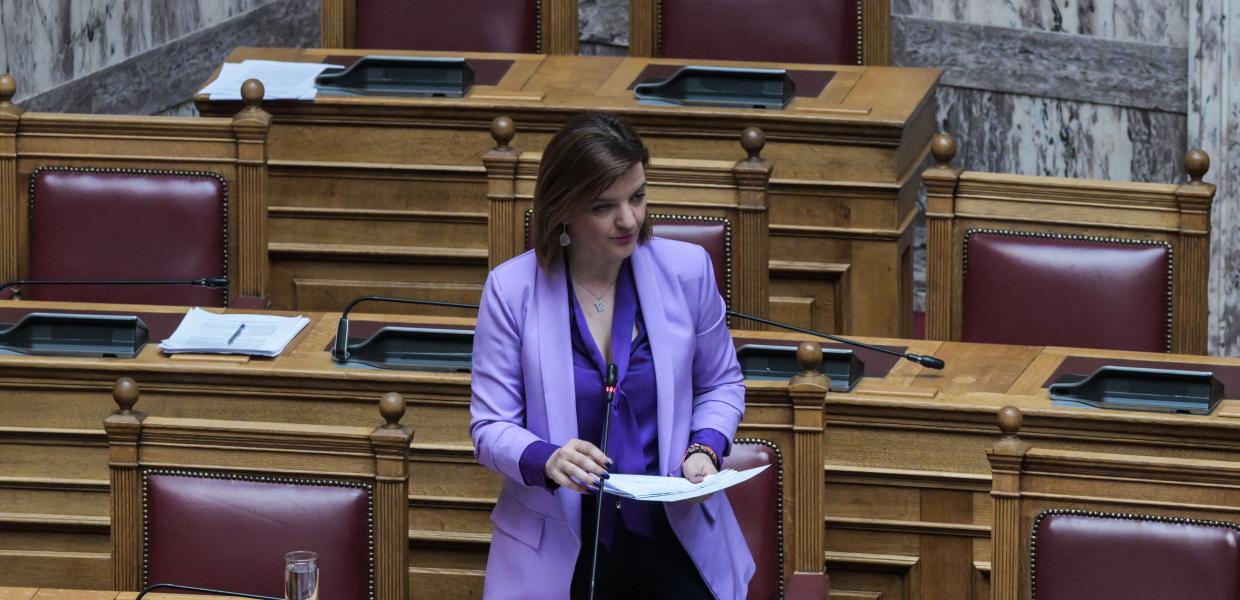 Η Μαρία Αλεξάνδρα Κεφαλά στα έδρανα της Βουλής με χαρτιά στα χέρια μιλά όρθια