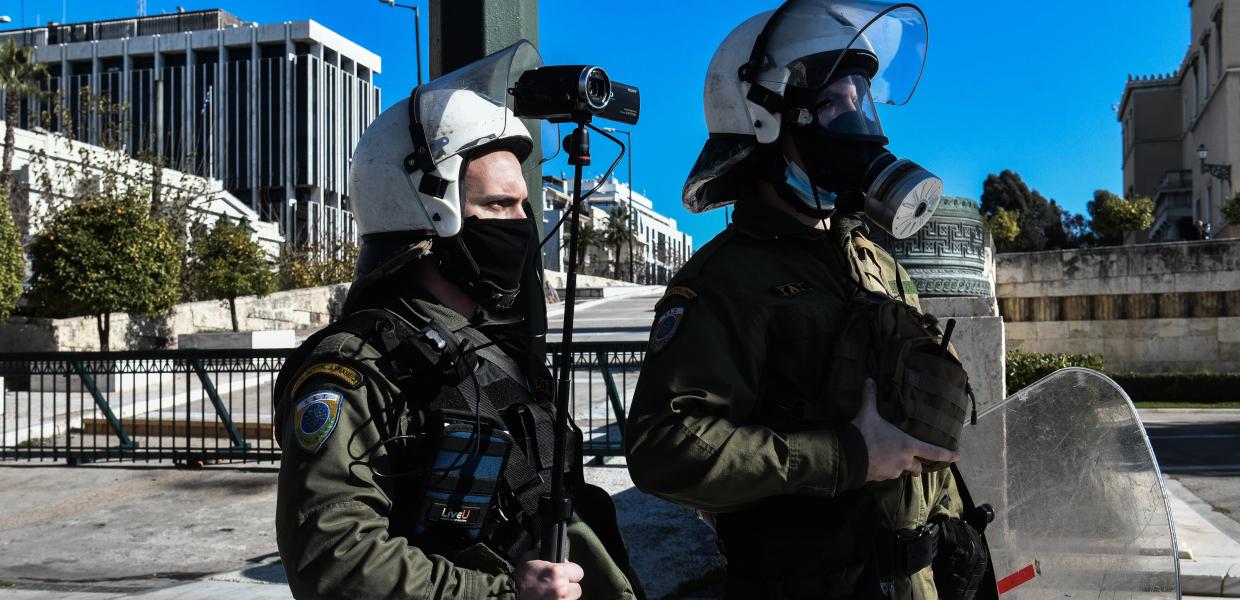 ΜΑΤ με κάμερα στα χέρια