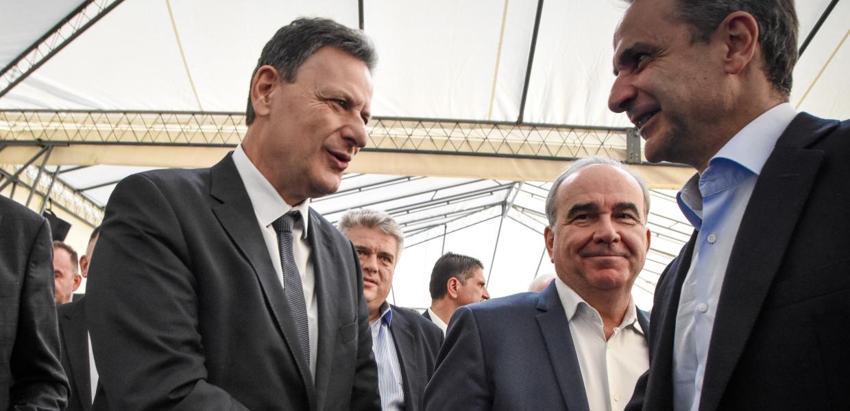 O Θόδωρος Σκυλακάκης κάνει χειραψία με τον Κυριάκο Μητσοτάκη