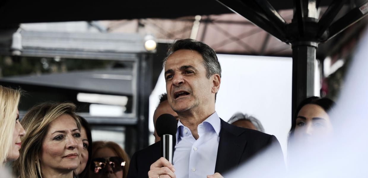 Ο Κυριάκος Μητσοτάκης μιλάει σε κόσμο