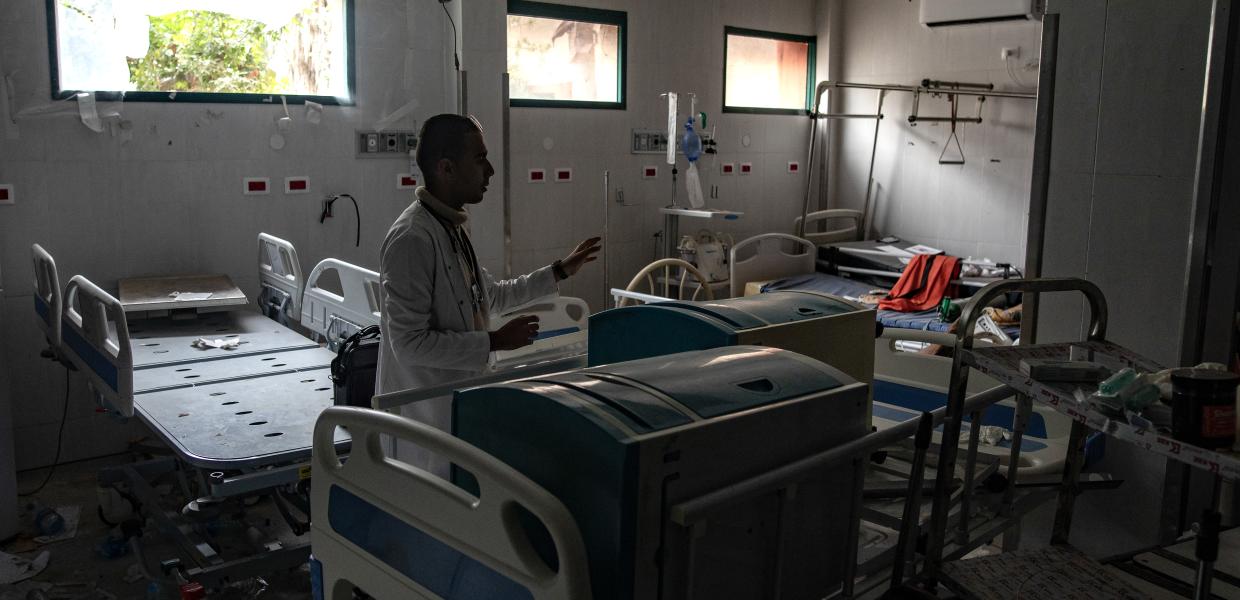 Παλαιστίνιος γιατρός επιθεωρεί δωμάτιο μέσα στο κατεστραμμένο Νοσοκομείο Nasser στη Γάζα