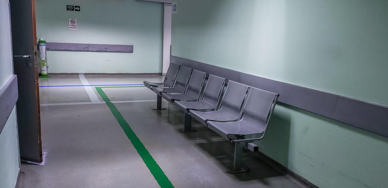 Διάδρομος στο νοσοκομείο ΚΑΤ με καρέκλες στη δεξιά πλευρά