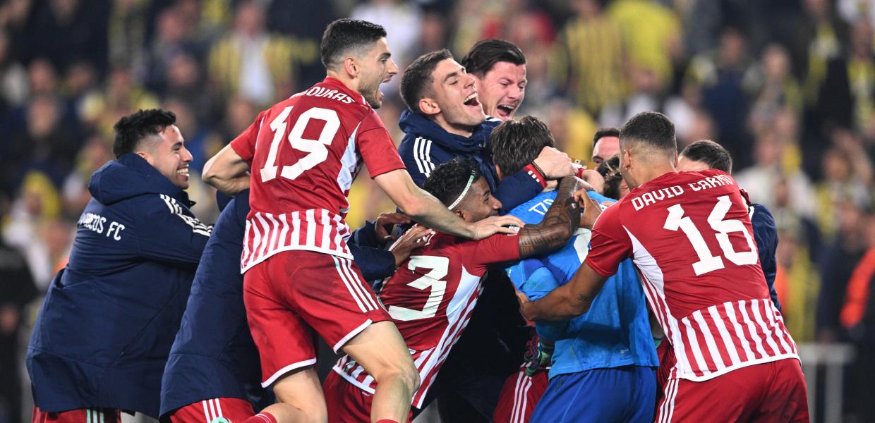 Οι παίκτες του Ολυμπιακού πανηγυρίζουν