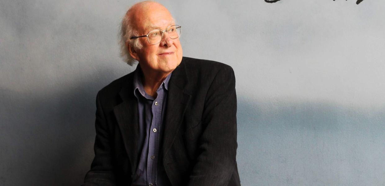 Ο Βρετανός φυσικός Peter Higgs μπροστά σε πίνακα με μαθηματική εξίσωση