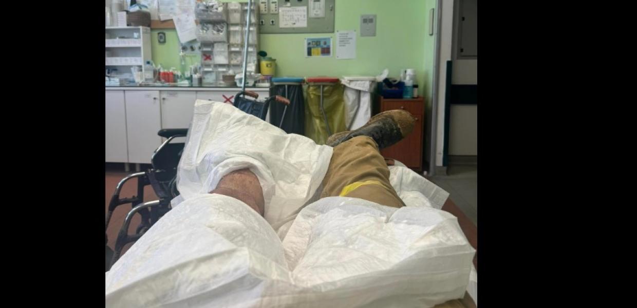 Ο Εποχικός Πυροσβέστης που τραυματίστηκε ξαπλωμένος σε κρεβάτι νοσοκομείου με την κάμερα να δείχνει το τραυματισμένο πόδι του