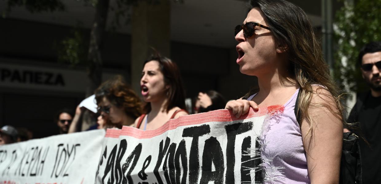 Κόσμος πραγματοποιεί πορεία