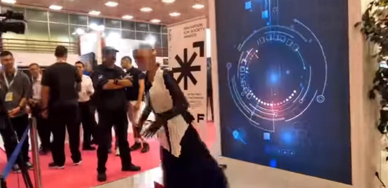 Η στιγμή που το ρομπότ Sophia πέφτει στη ΔΕΘ
