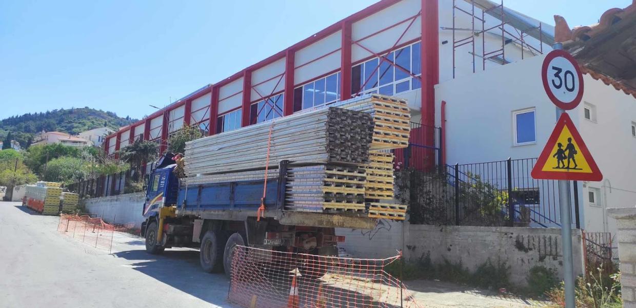 Φορτηγό έξω από το Κλειστό Γυμναστήριο όπου σημειώθηκε το εργατικό δυστύχημα στη Σάμο