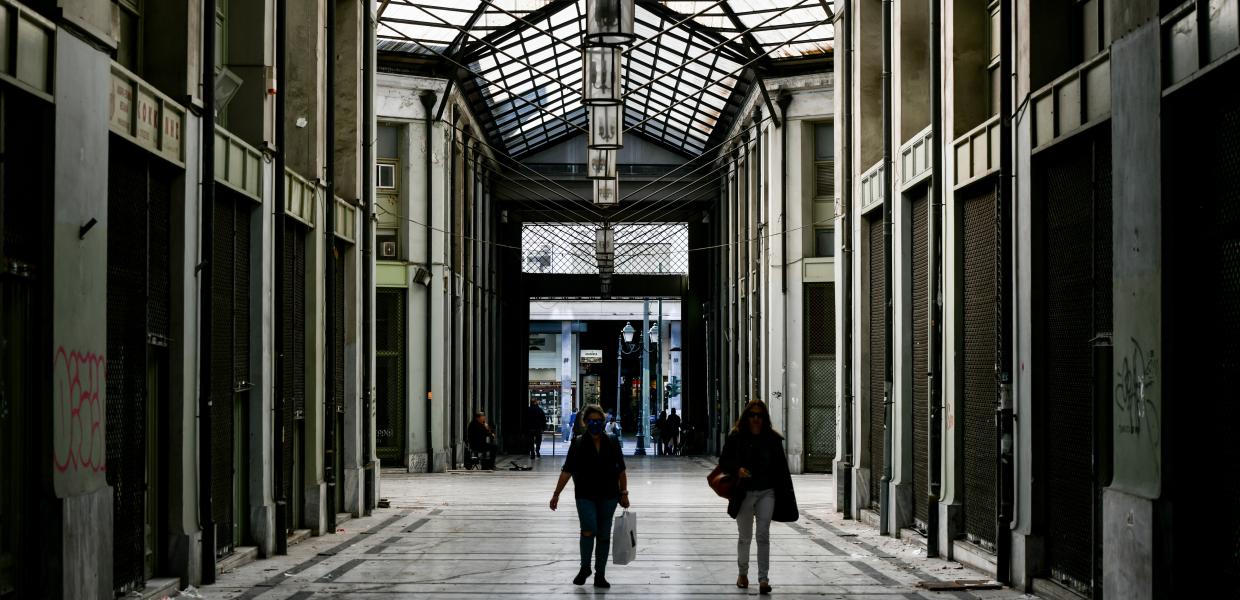 Άνθρωποι περπατούν σε στοά