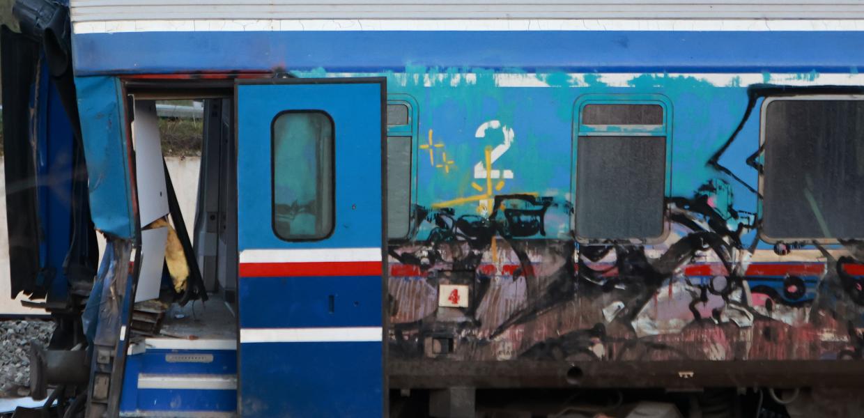 Διαλυμένο βαγόνι του επιβατικού τρένου που συγκρούστηκε με εμπορικό στα Τέμπη