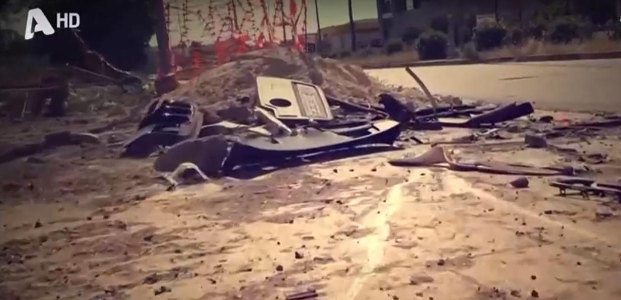 Κομμάτι από το αυτοκίνητο που ενεπλάκη στο τροχαίο στον δρόμο μετά το δυστύχημα
