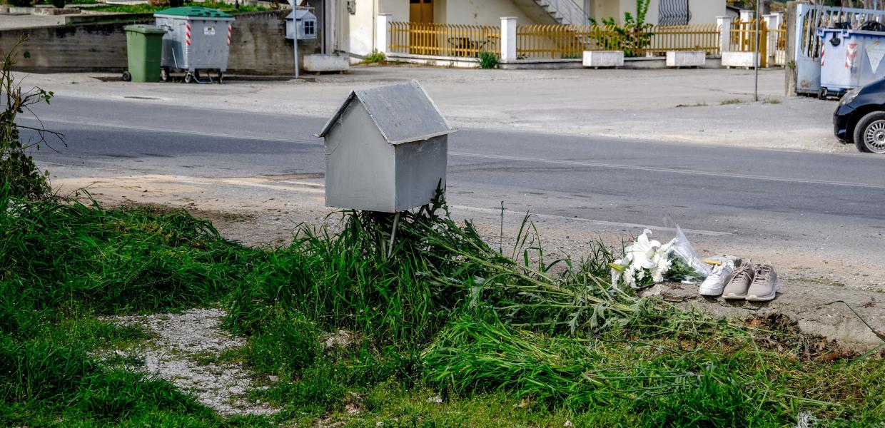 Παπούτσια και λουλούδια αφημένα στο σημείο του τροχαίο στη Βέροια