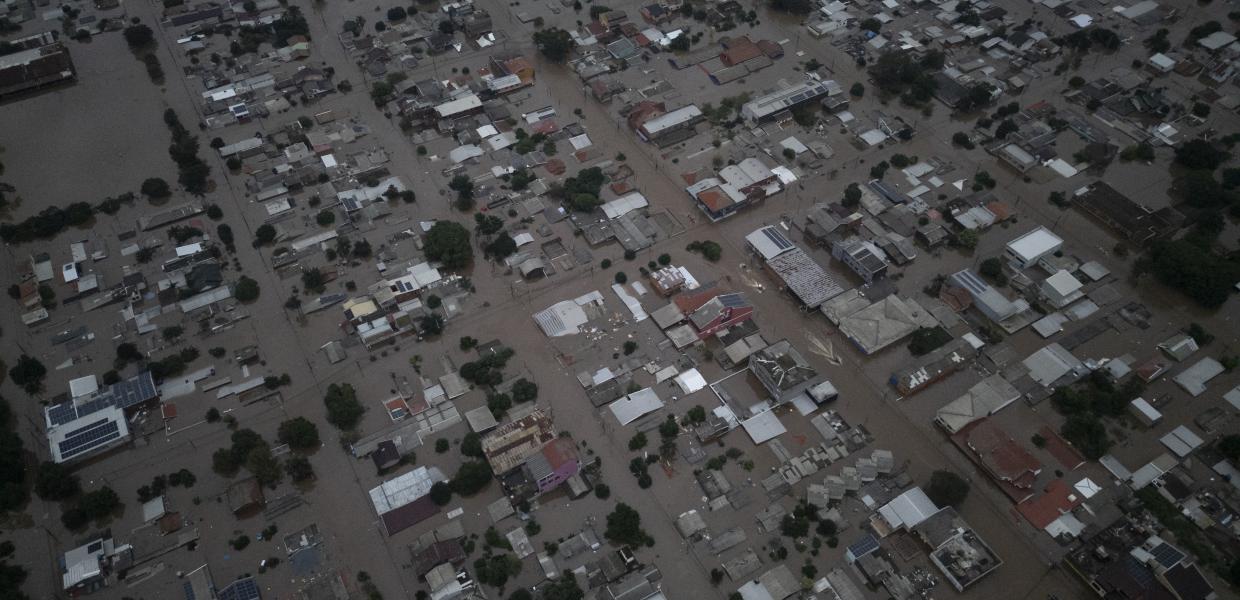 Aεροφωτογραφία δείχνει μια πλημμυρισμένη γειτονιά κατά τη διάρκεια επιχείρησης διάσωσης από τον βραζιλιάνικο στρατό σε συνεργασία με πυροσβέστες στο Canoas, Πόρτο Αλέγκρε, Βραζιλία, 04 Μαΐου 2024
