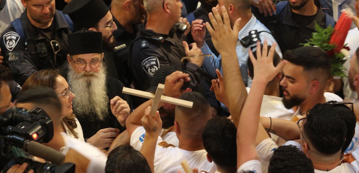 ΙΕΡΟΣΟΛΥΜΑ Τελετη Αφης του Αγιου Φωτος απο τον Πατριαρχη Ιεροσολυμων Θεοφιλο στον Παναγιο Ταφο 
