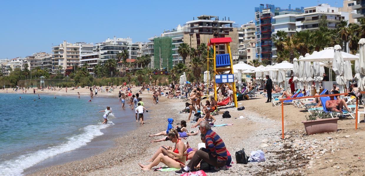 ΔΕΥΤΕΡΗ ΜΕΡΑ ΤΟΥ ΠΑΣΧΑ ΟΙ ΑΘΗΝΑΙΟΙ ΓΙΑ ΒΟΛΤΑ ΚΑΙ ΓΙΑ ΜΠΑΝΙΟ ΣΤΗ ΠΑΡΑΛΙΑ ΤΟΥ ΦΛΟΙΣΒΟΥ 