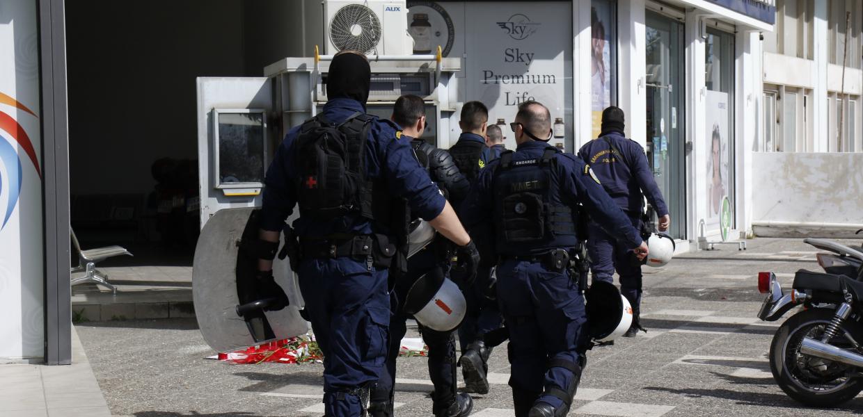 Αστυνομικοί με ασπίδες και κράνη έξω από το ΑΤ Αγίων Αναργύρων που δολοφονήθηκε η Κυριακή