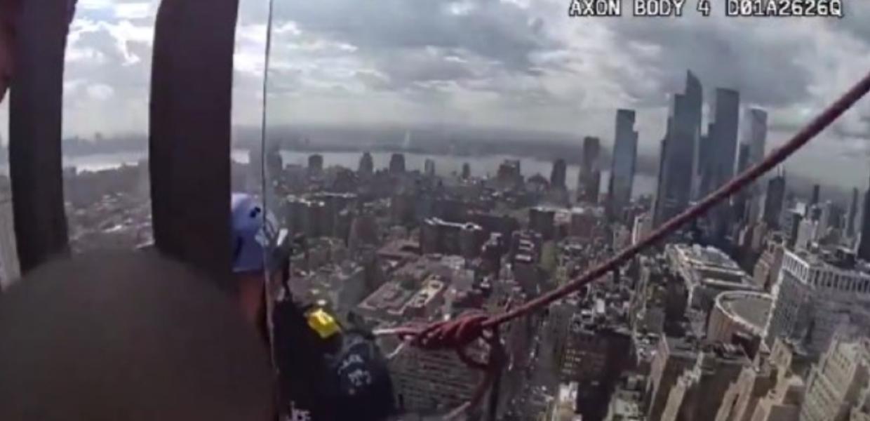 Αστυνομικοί διασώζουν γυναίκα που έχει παγιδευτεί στον 54ο όροφο ουρανοξύστη
