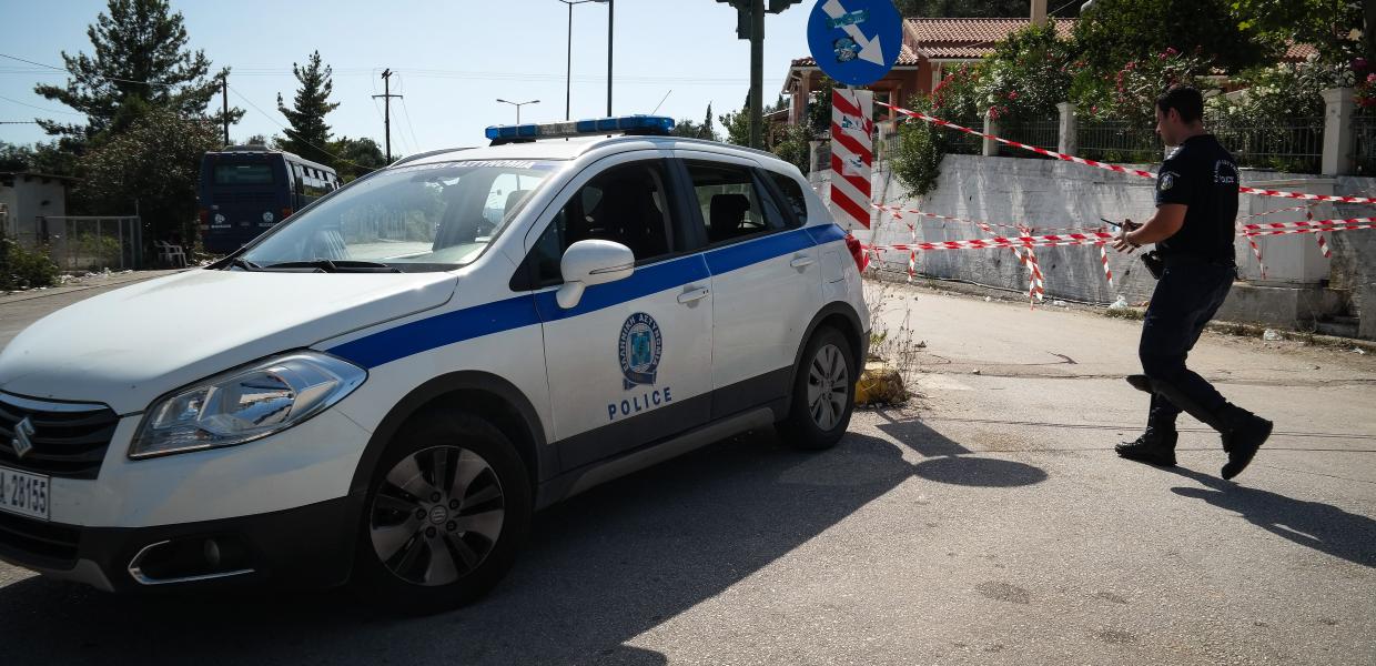 Περιπολικό της ΕΛ.ΑΣ. και αστυνομικός