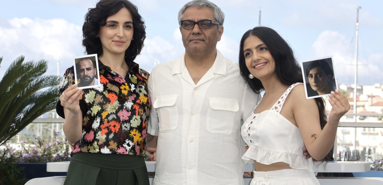 Οι ηθοποιοί Mahsa Rostami (L) και Setareh Maleki (R) κρατούν φωτογραφίες των Ιρανών ηθοποιών / μελών του καστ Missagh Zareh και Soheila Golestani καθώς ποζάρουν με τον Ιρανό σκηνοθέτη Mohammad Rasoulof κατά τη διάρκεια της φωτογραφίας για το «The Seed Of The Sacred Fig» κατά την 77η ετήσια διοργάνωση των Καννών. Φεστιβάλ Κινηματογράφου, στις Κάννες, Γαλλία, 25 Μαΐου 2024.