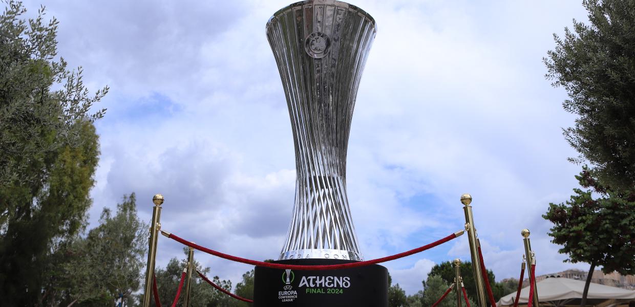 EUROPA CONFERENCE LEAGUE 2023-2024 / ΤΡΟΠΑΙΟ ΤΗΣ ΔΙΟΡΓΑΝΩΣΗΣ ΥΨΟΥΣ 2,5 ΜΕΤΡΩΝ ΣΤΗΝ ΠΛΑΤΕΙΑ ΖΑΚΛΙΝ ΝΤΕ ΡΟΜΙΓΙ ΣΤΟ ΘΗΣΕΙΟ 