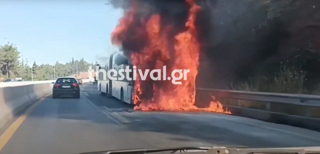 Φλόγες και μαύροι καπνοί βγαίνουν από το καιόμενο λεωφορείο