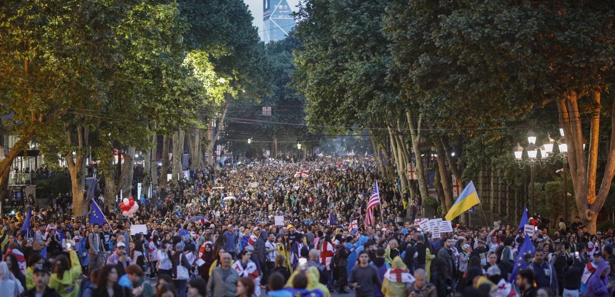Αρκετές πομπές από διαφορετικά σημεία της πόλης κατευθύνονται προς την Πλατεία Ευρώπης. Οι συμμετέχοντες ζητούν την κατάργηση του νομοσχεδίου για τους «ξένους πράκτορες», το οποίο θα εξεταστεί σε τρίτη ανάγνωση στις 13 Μαΐου