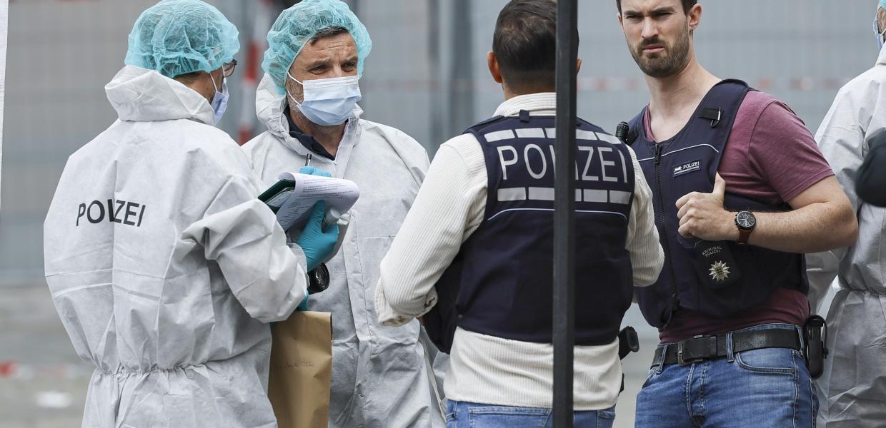 Αστυνομικοί στο σημείο της επίθεσης στη Γερμανία