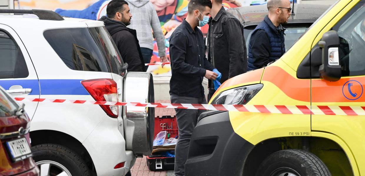 Αστυνομικοί στον τόπο της γυναικοκτονίας στο Μενίδι