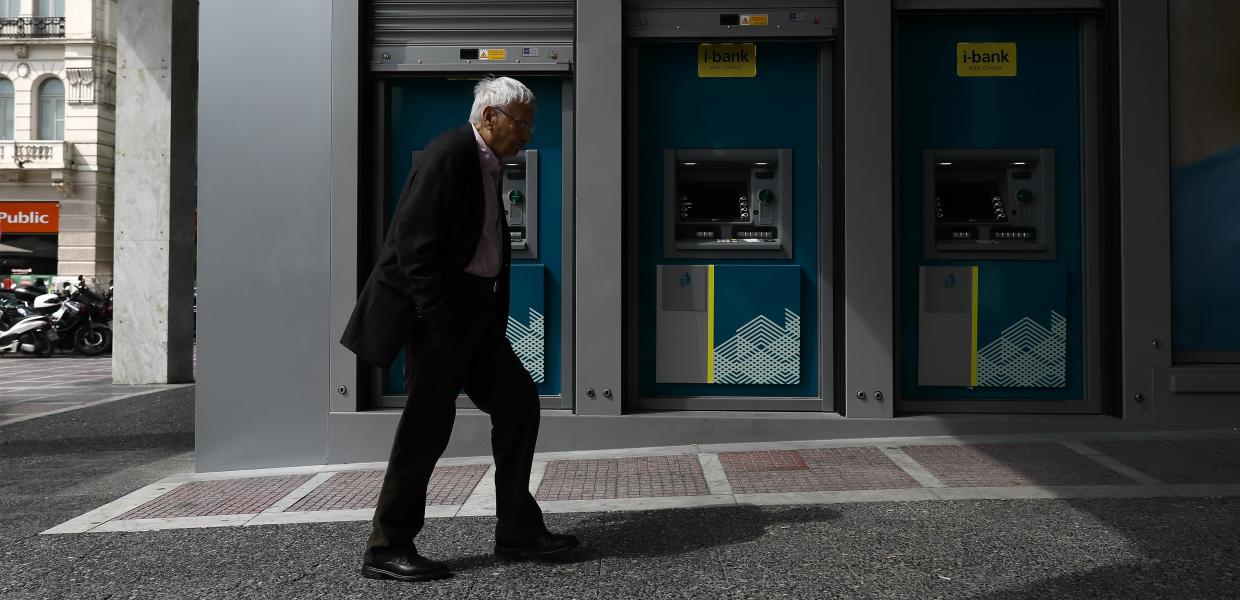 Ηλικιωμένος μπροστά από ΑΤΜ