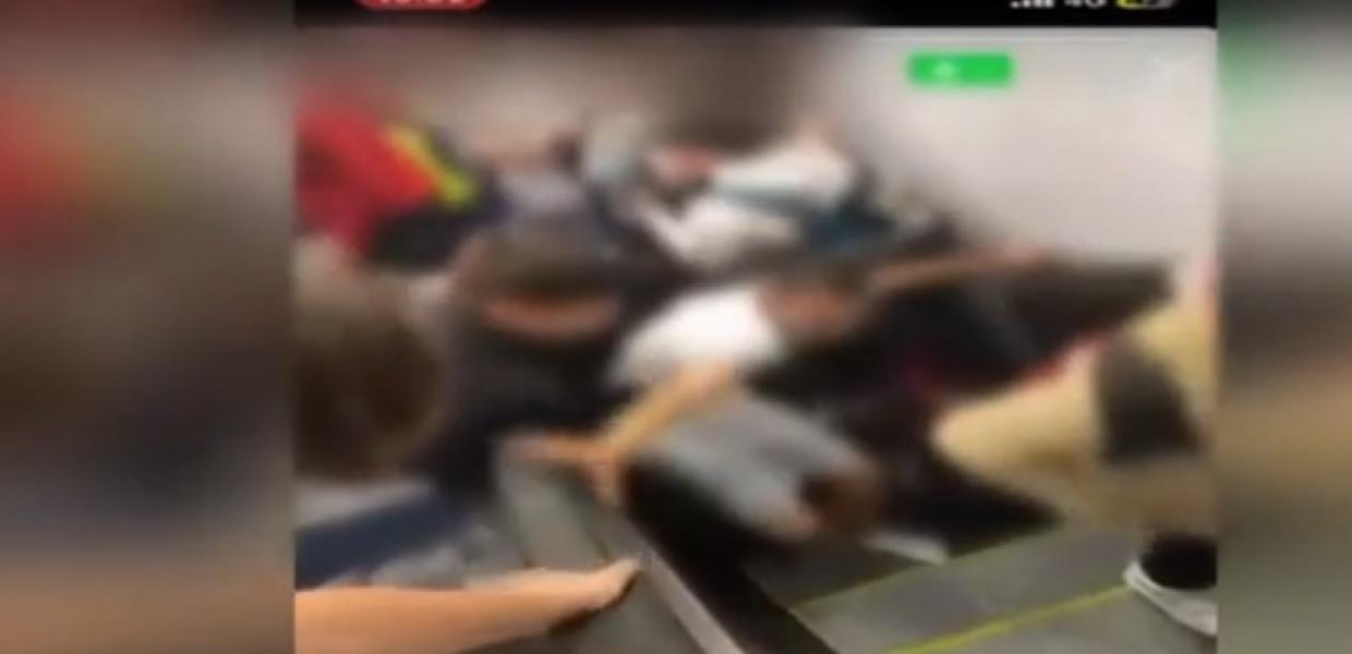 Μαθητές ποδοπατιούντε σε κυλιόμενες σκάλες πλοίου