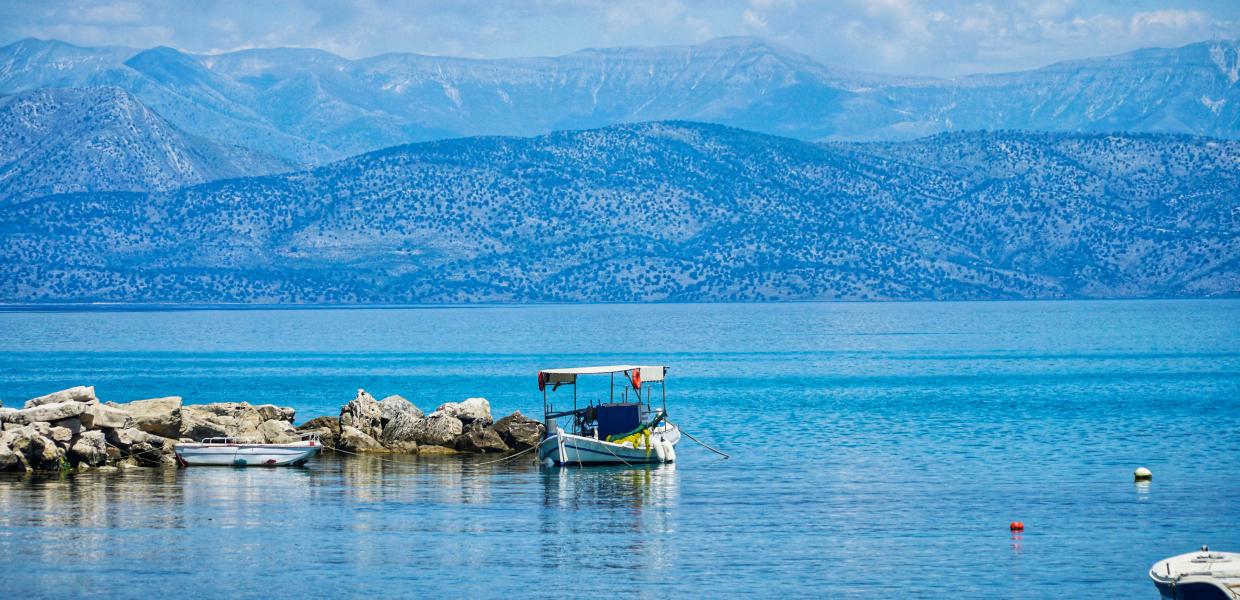 Βάρκες στη θάλασσα στην Κέρκυρα