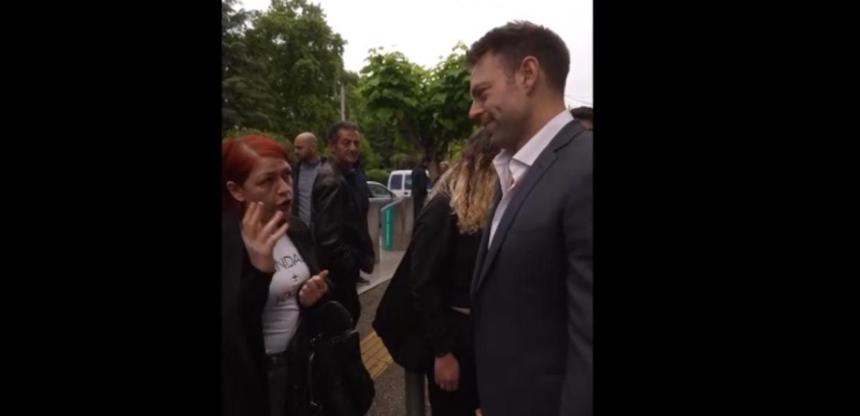 Ο Στέφανος Κασσελάκης συζητά με πολίτη