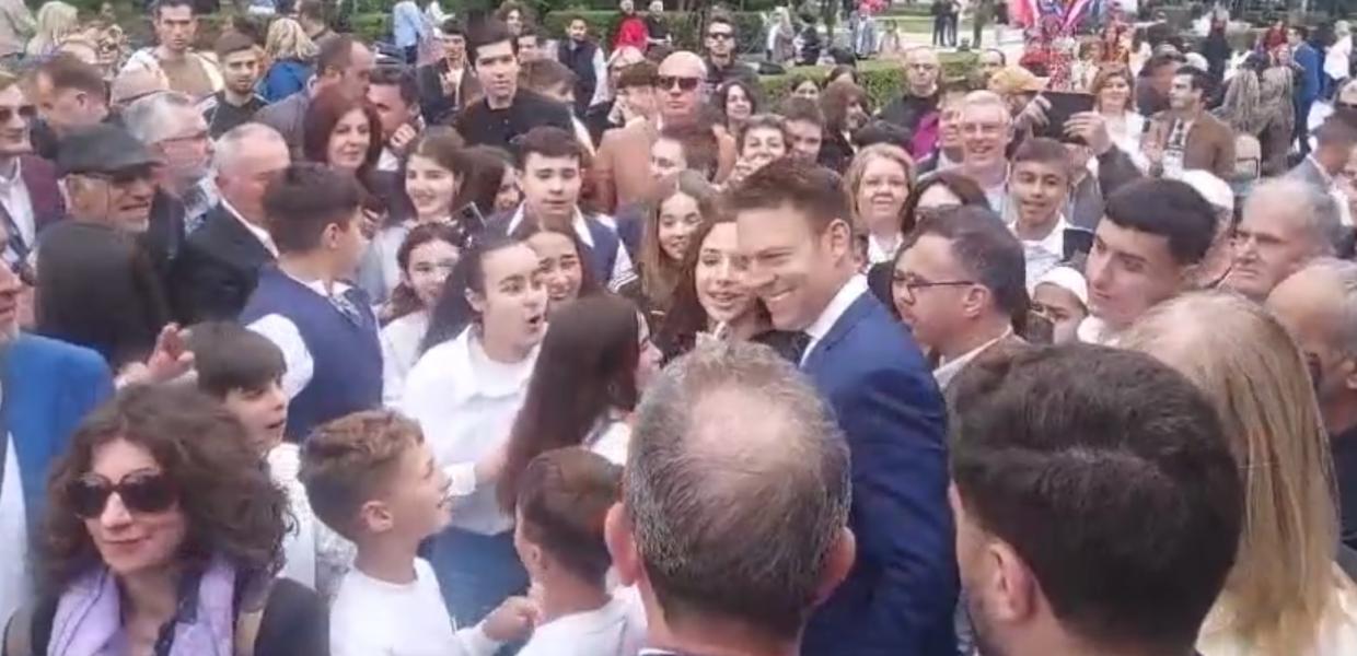 Ο Στέφανος Κασσελάκης με μαθητές στην Κομοτηνή