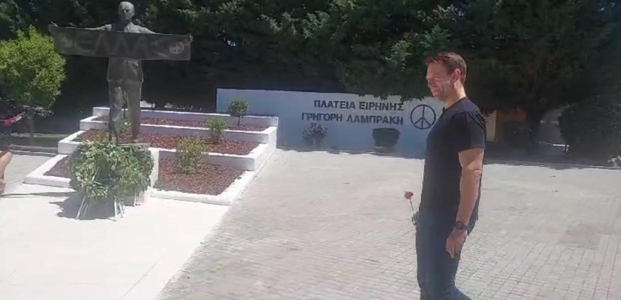 Ο Στέφανος Κασσελάκης στο μνημείο του Γρηγόρη Λαμπράκη