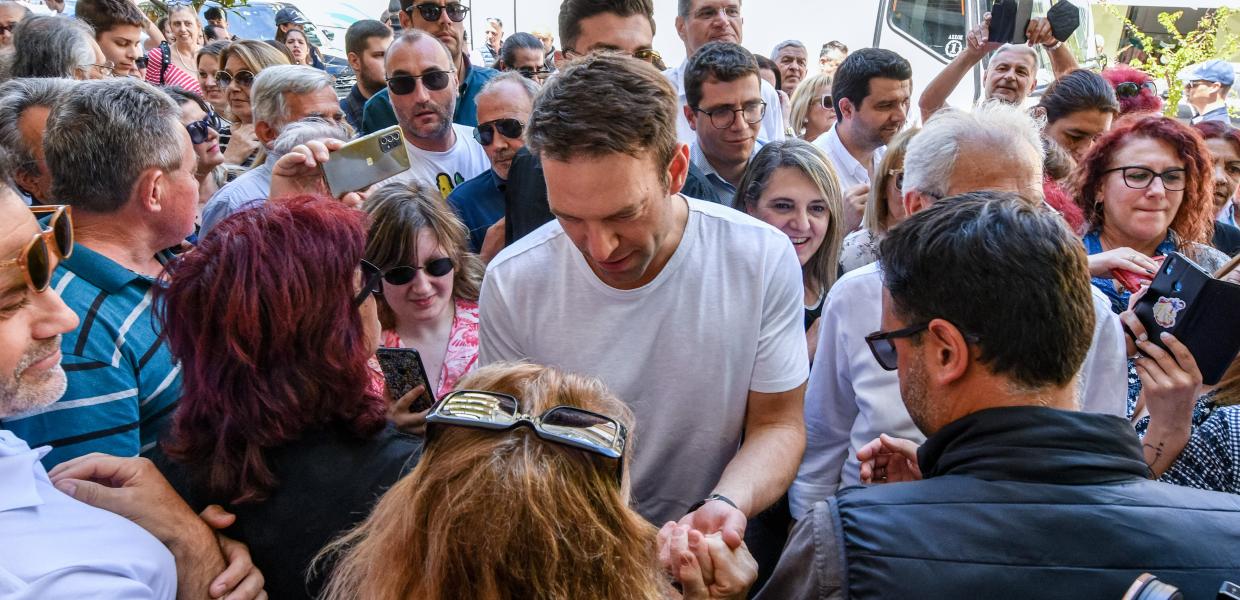 Ο Στέφανος Κασσελάκης με κόσμο στον Πύργο